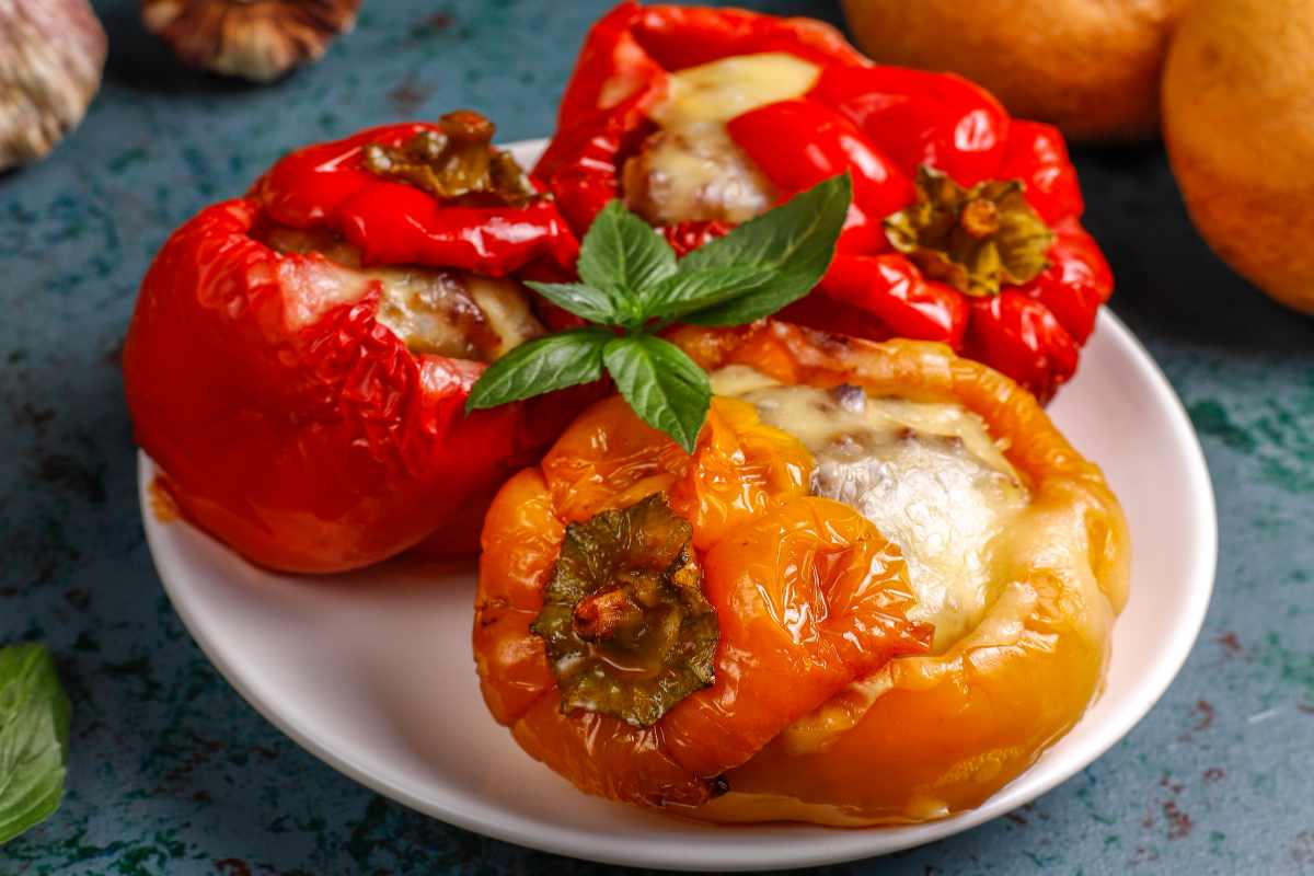 piatto di peperoni ripieni