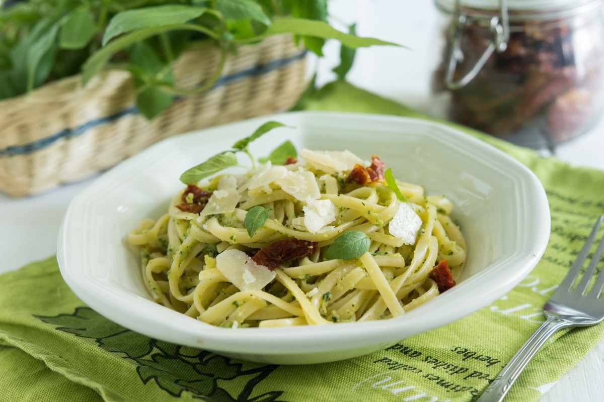 pasta al pesto di zucchine con pomodorini