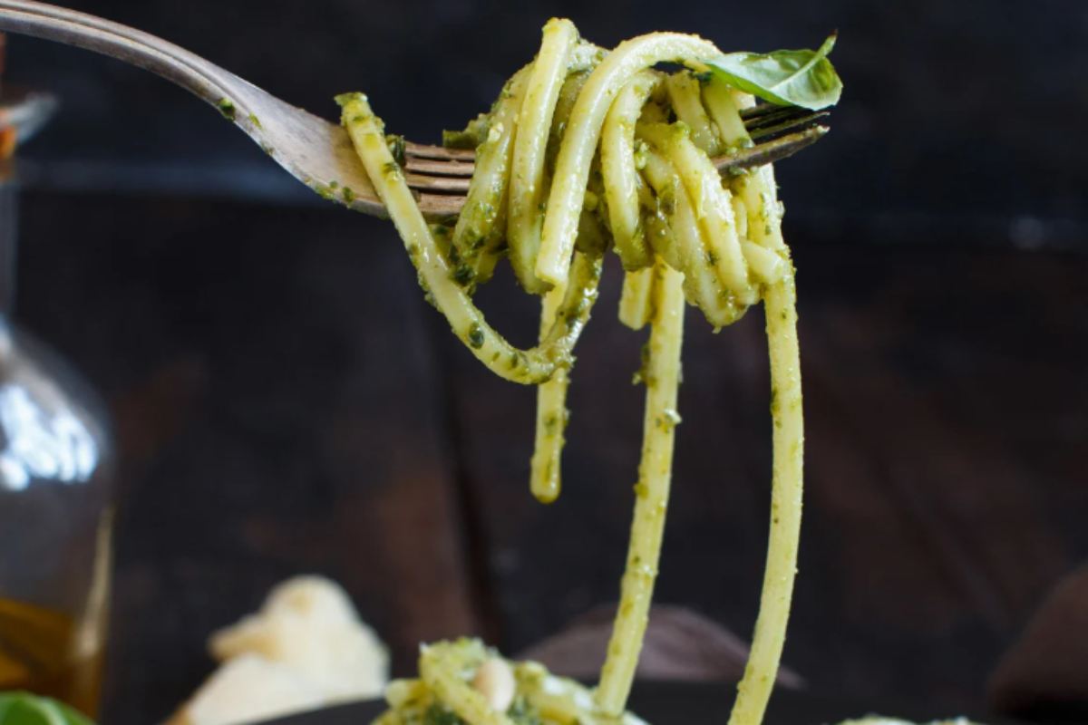 forchetta con spaghetti al pesto
