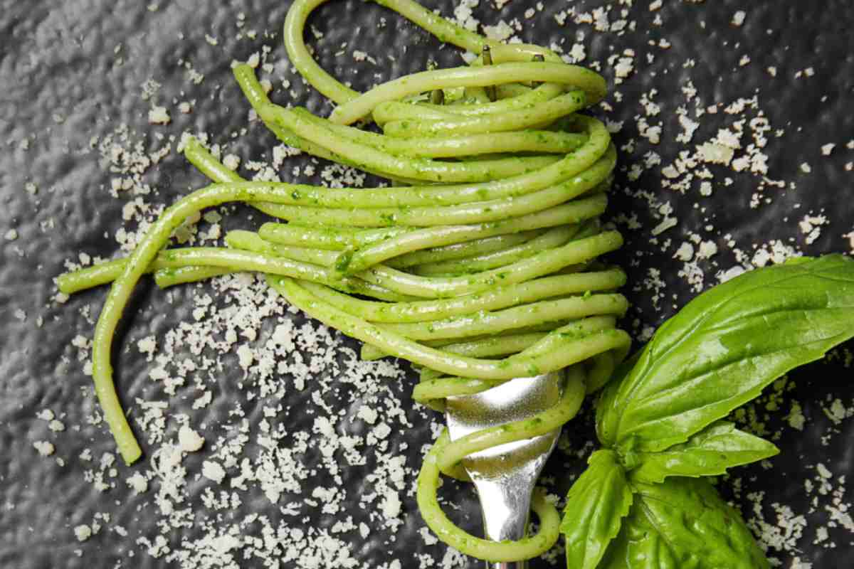 spaghetti in un piatto con pesto