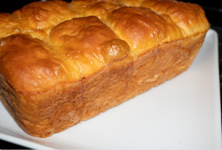 Plumcake su vassoio bianco