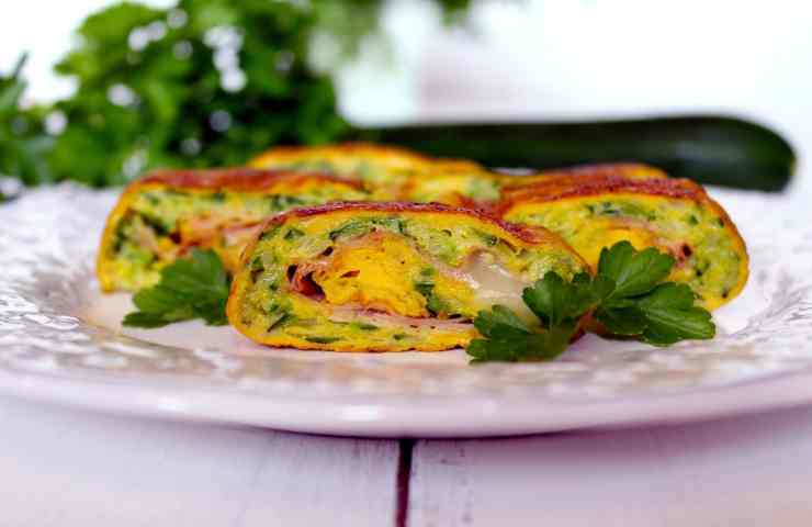 Rotolo di frittata con prosciutto e zucchine e formaggio