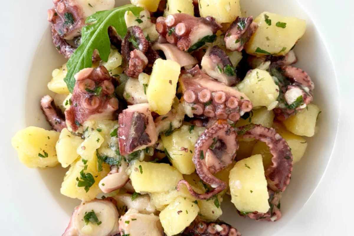 polpo con patate in un piatto