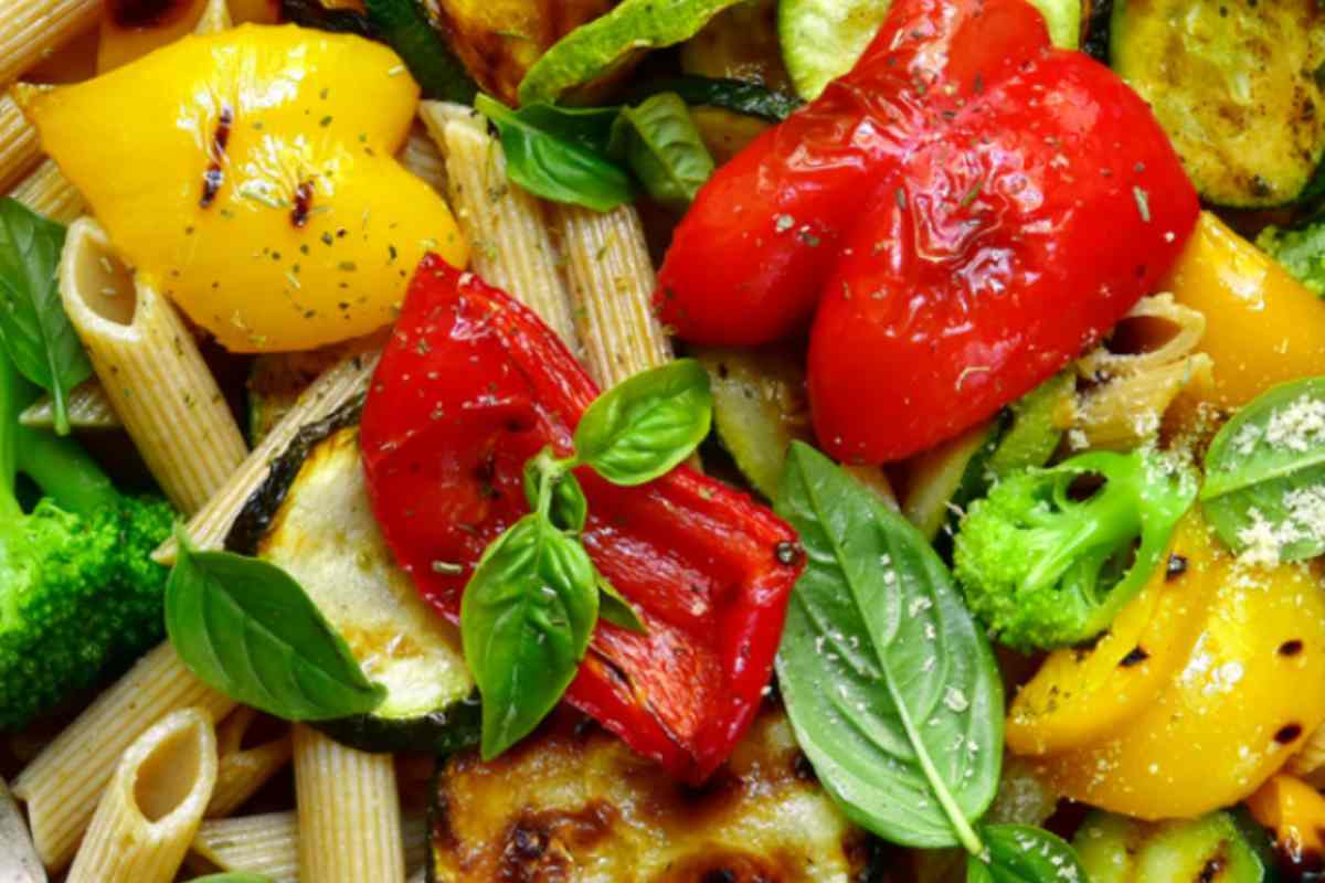 primo piano di pasta con verdure grigliate