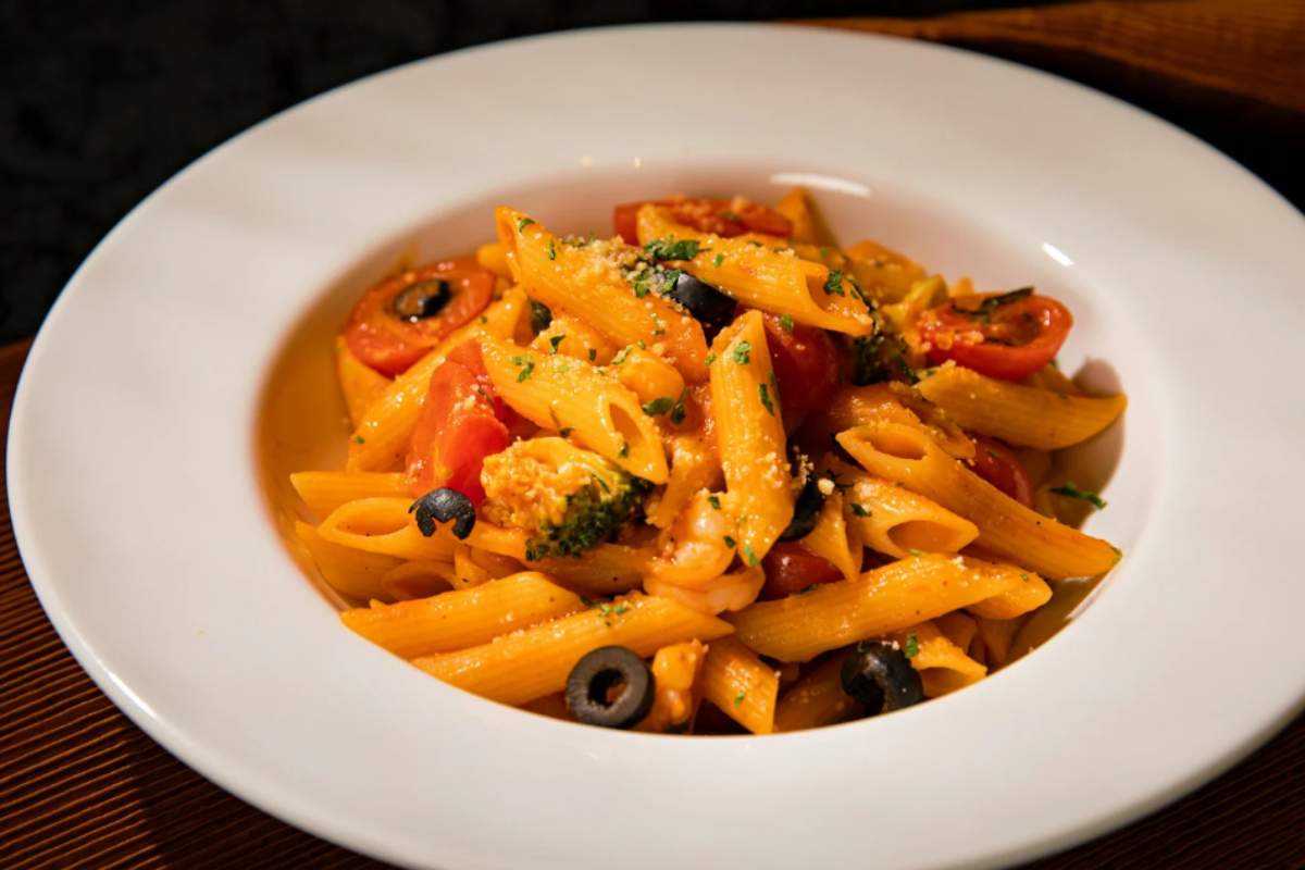piatto con pasta pomodorini olive e parmigiano