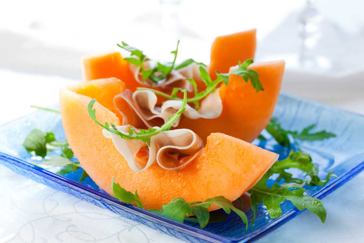 prosciutto e melone su piatto