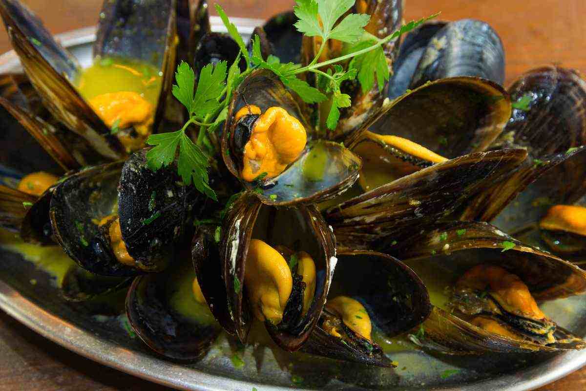 cozze aperte in un tegame