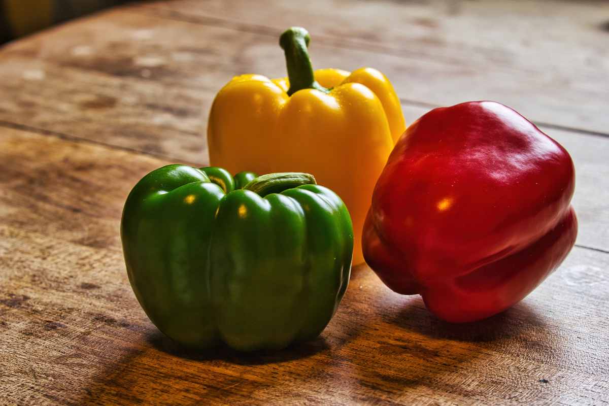 peperone rosso, giallo e verde