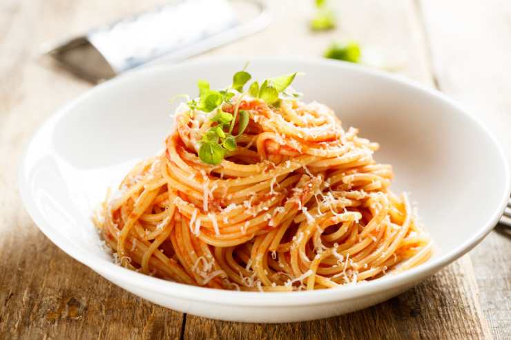piatto di spaghetti con il pomodoro