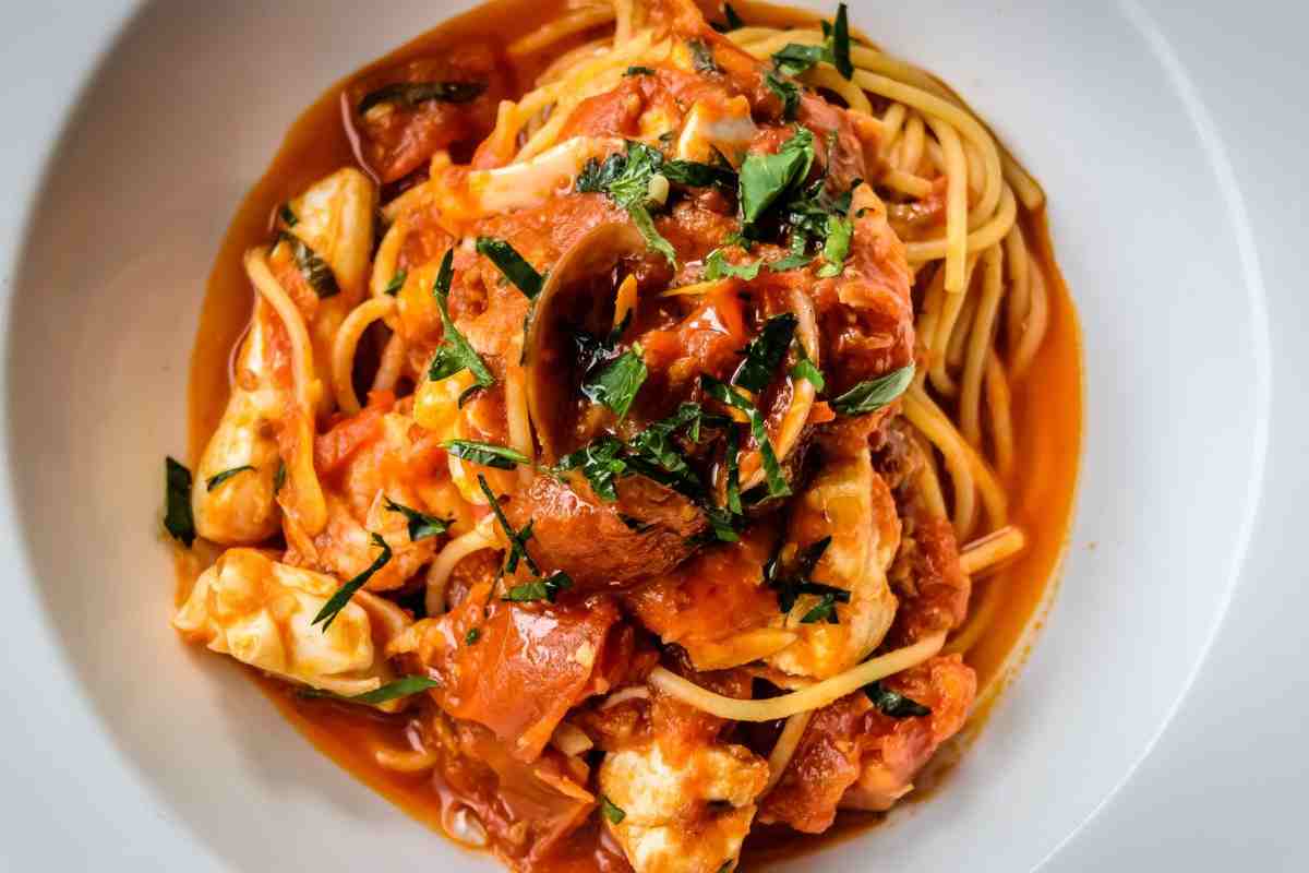 spaghetti con sugo di pesce
