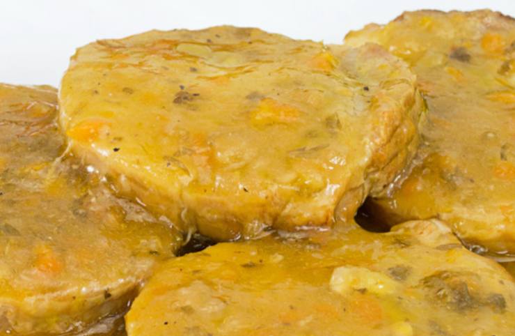 primo piano di carne ricoperta di sugo