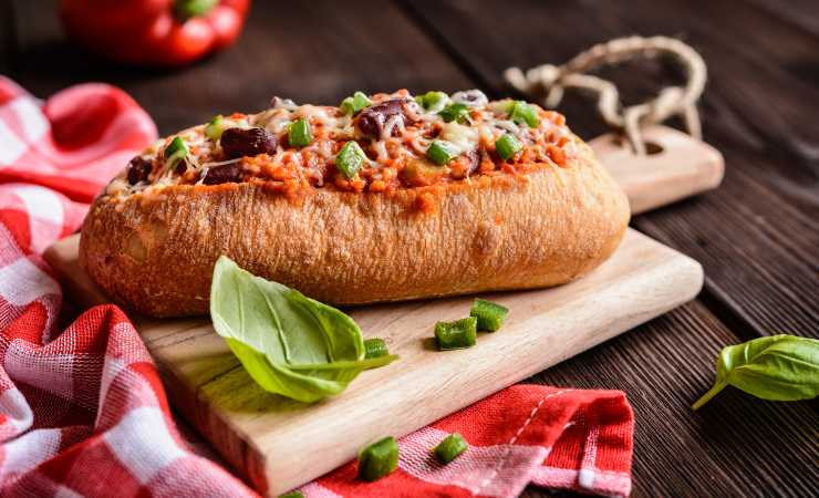 baguette farcita su tagliere
