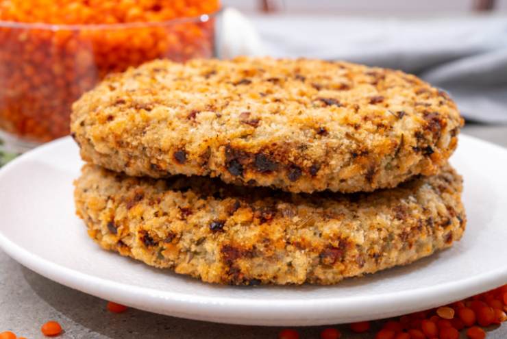 due burger impilati in un piatto