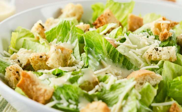 caesar salad in primo piano in un piatto