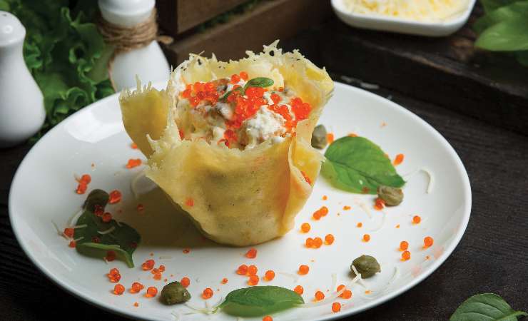 cestini di parmigiano con insalata russa e uova di lompo