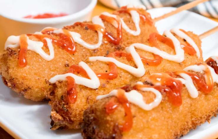 corn dog dorati in un piatto