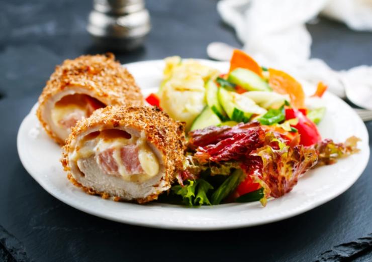 cotolette di pollo imbottite con prosciutto e formaggio