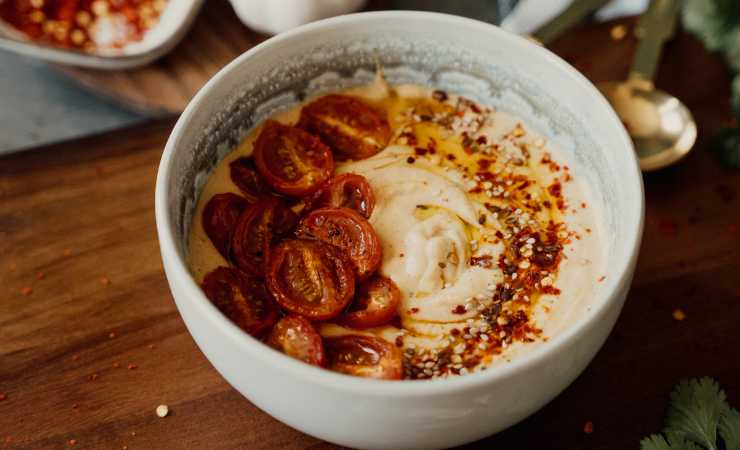 scodella con crema di fagioli e pomodori
