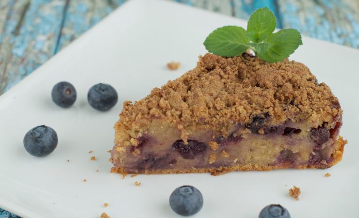 fetta di crostata sbriciolata ai mirtilli