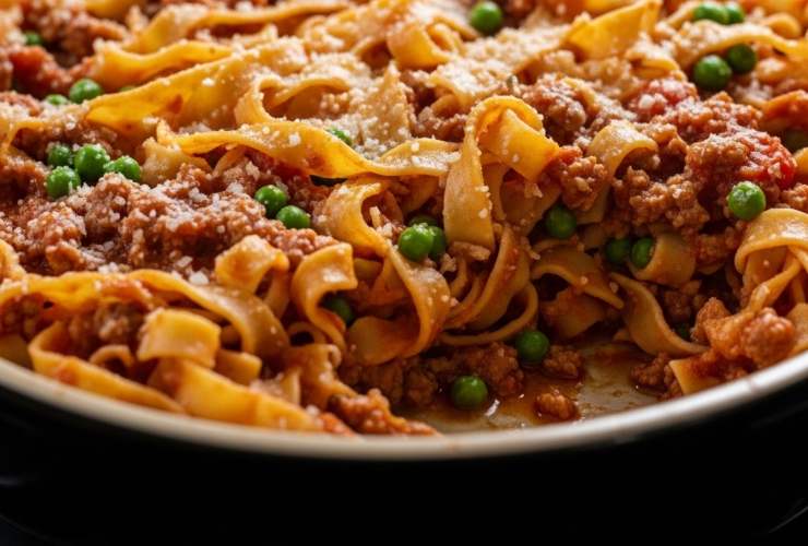 ruoto con tagliatelle al forno da cui manca porzione