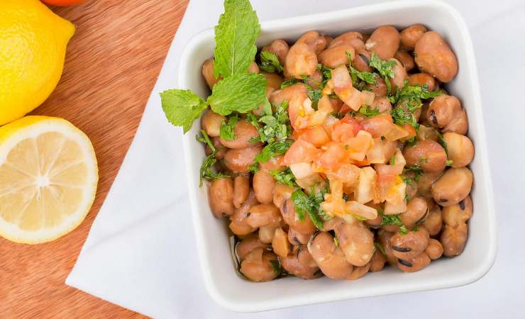 scodella di fagioli, pomodori e rucola