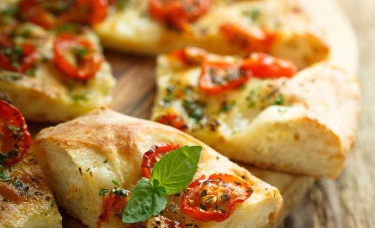 focaccia soffice con pomodori