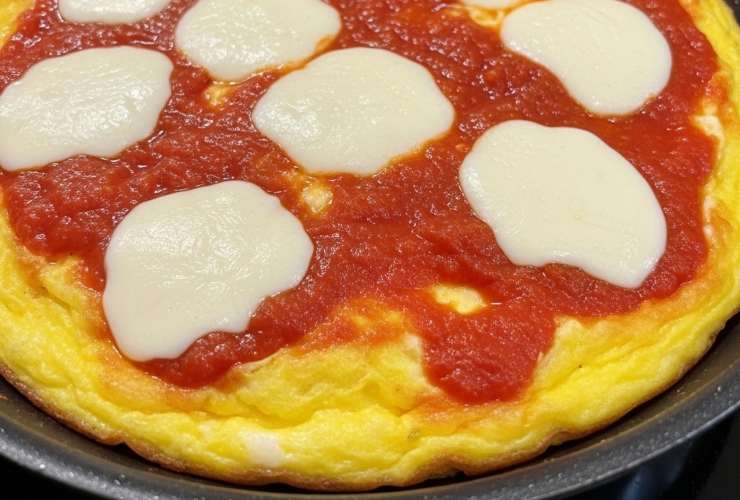 frittata in padella con pomodoro e mozzarella