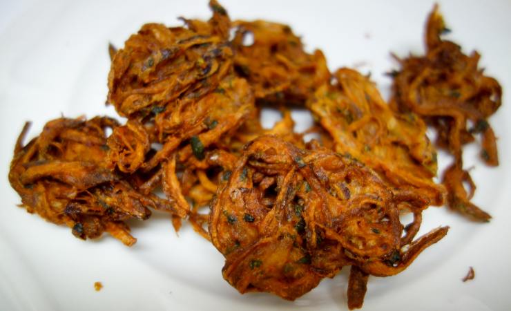 piatto di frittelle di cipolle