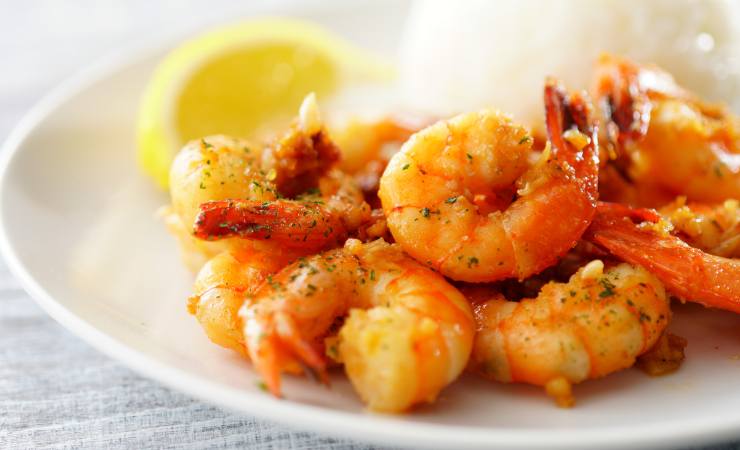 gamberi con fetta di limone