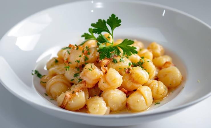 piatto di gnocchi pancetta e zafferano