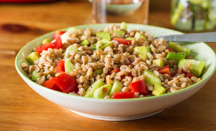 piatto di insalata di farro