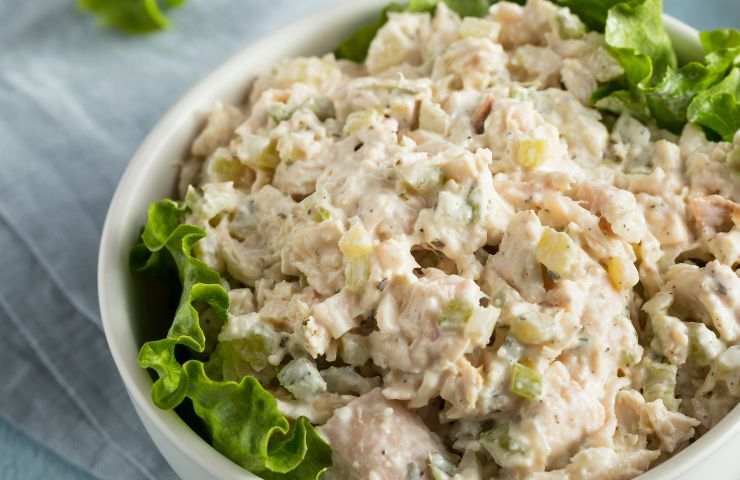 insalata di pollo con maionese in ciotola