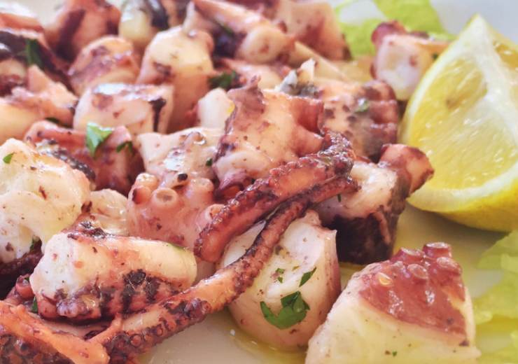 primo piano di polpo all'insalata con limone