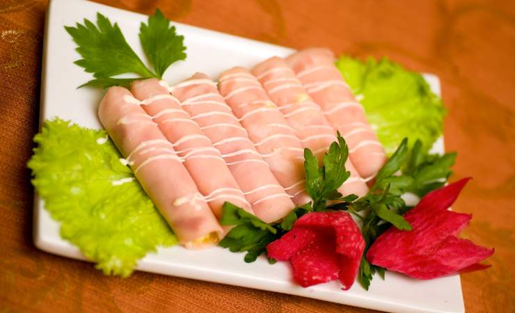 piatto di involtini di prosciutto e insalata