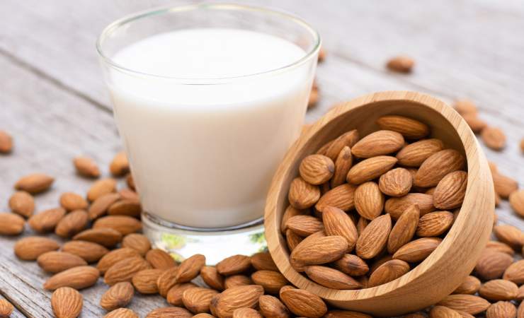 bicchiere di latte di mandorle