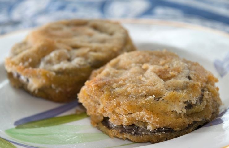 medaglioni di melanzane frite in piatto