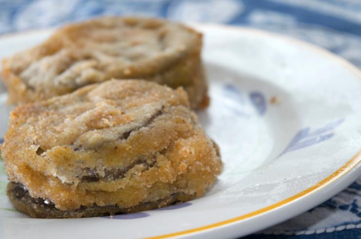 melanzane panate dorate in un piatto