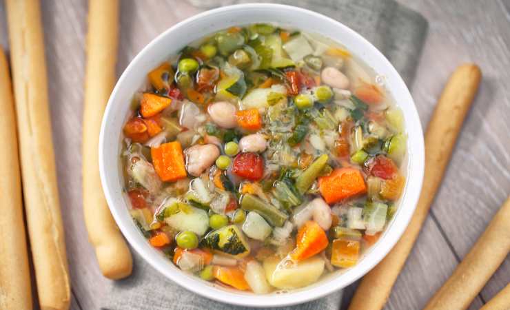 piatto di minestrone e grissini