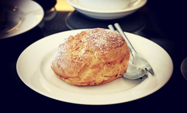 monachina napoletana con tazza di caffè