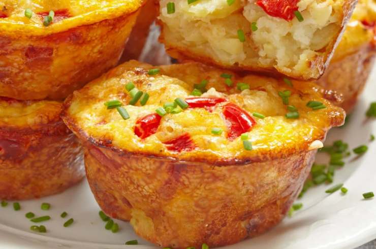 muffin soffici e dorati con pomodori e spezie