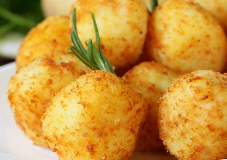 palline fritte di philadelphia in un piatto