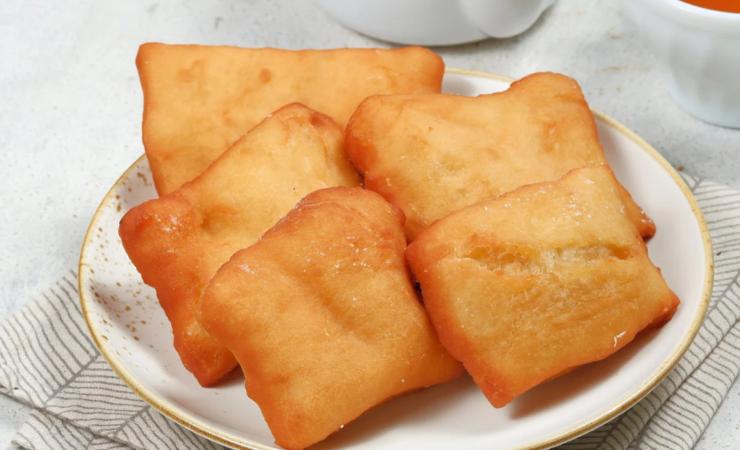 pane pe tramezzini farcito e fritto in un piatto
