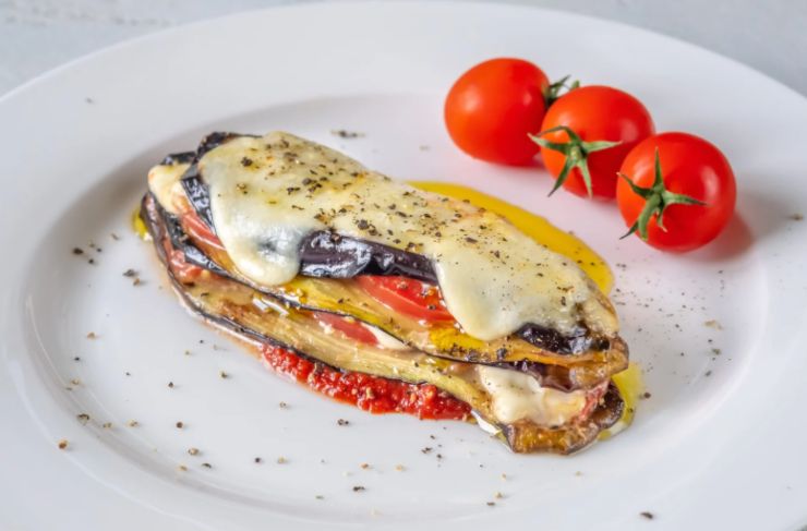 parmigiana di melanzane fredda con pomodori