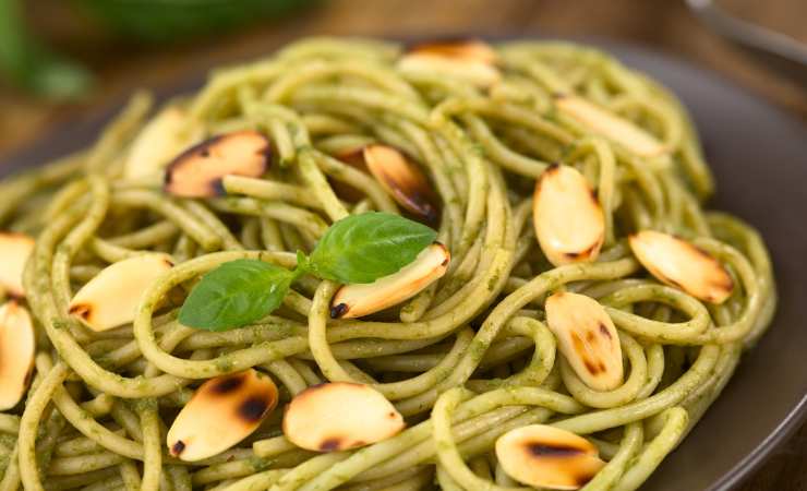spaghetti al pesto di mandorle e basilico