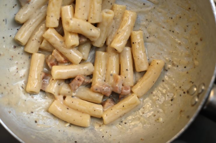 pasta alla gricia sul fondo di una padella