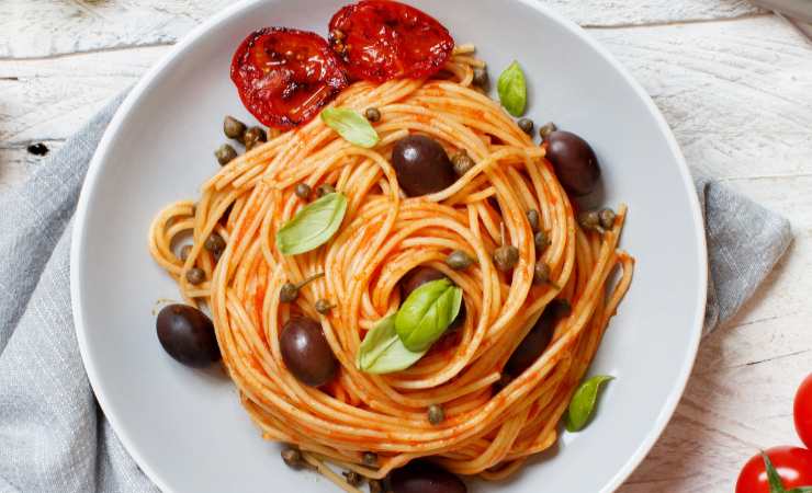 spaghetti olive capperi e pomodoro