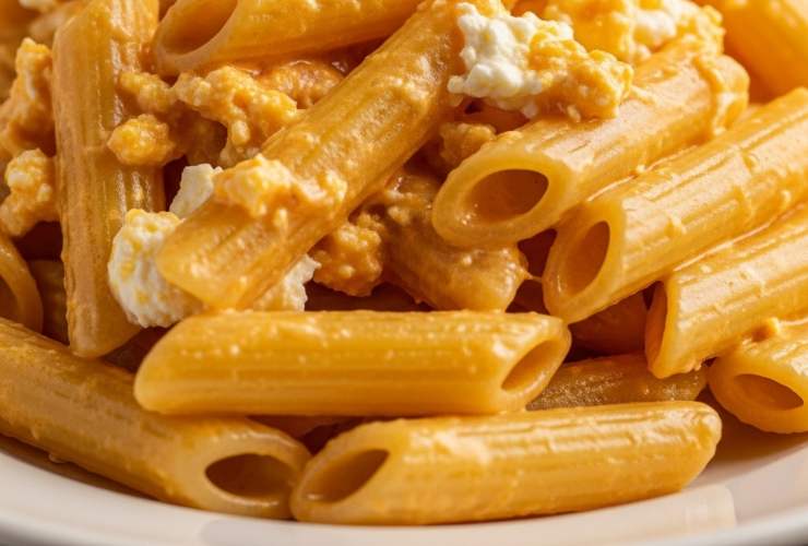 pasta condita con crema di uova e formaggio