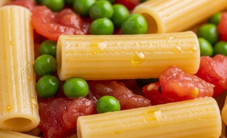 pasta condita con piselli e pomodori