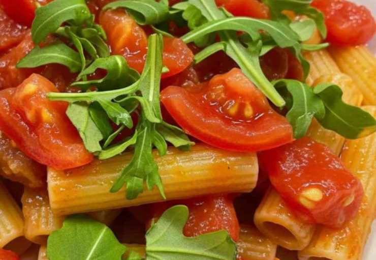 pasta condita con pomodoro e rucola