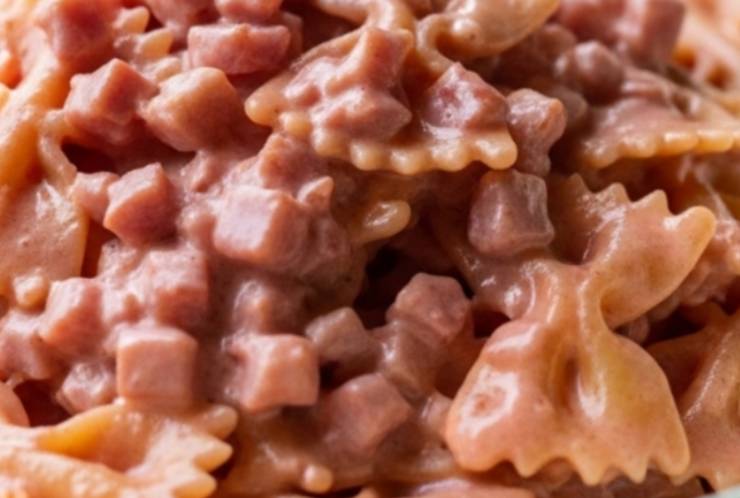 primo piano di pasta con crema di prosciutto